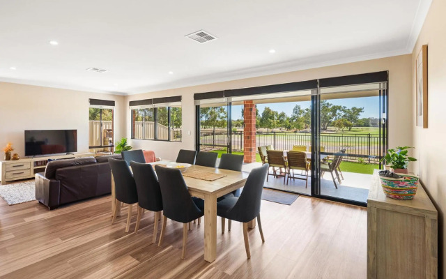 The Links - fairway views, walk to town, air-con