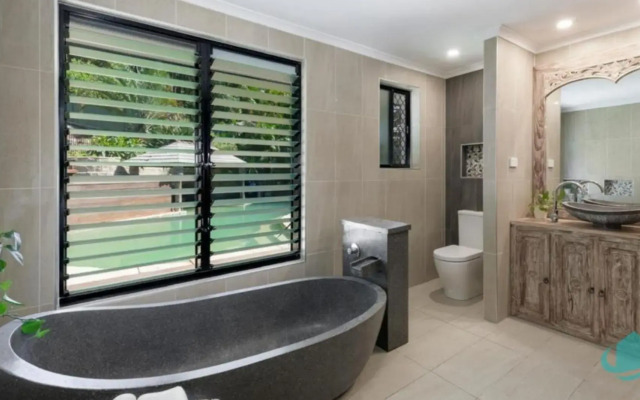 Splendour Hideaway - Luxury pool at Caves Beach