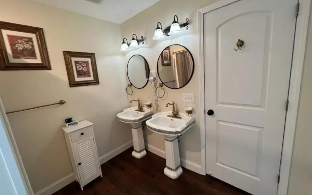 Holland Farmhouse Inn B & B