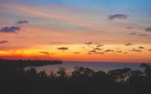 Poolside Seaview Studio With Infinity Pool & Overwater Deck Near Airport, 1st FL