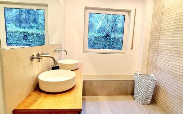 New Large 2 bedrooms with Parking