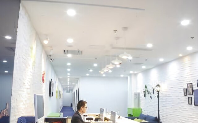 Huayi Hotel (Yantai Yuhuangding South Street)