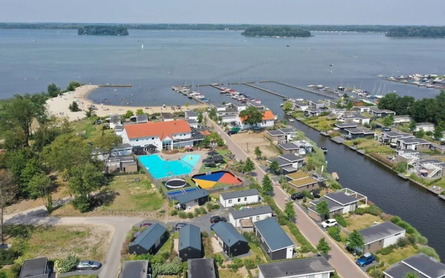 Well-kept Chalet on the Water