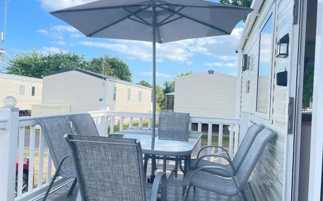 Excellent Caravan 2 Bedrooms Sleeps 6