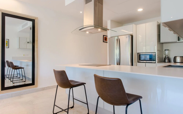 Location - 2 bdr - Rooftop Pool w Sea View - C306