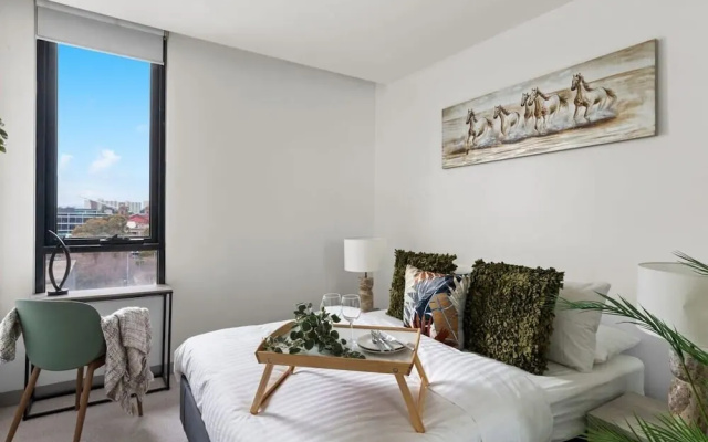 A Lux 2BR Apt Next to Melbourne Uni, Free Parking – Guest Rooms – Melbourne