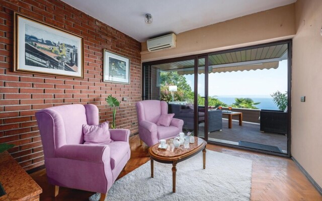 Stunning Home in Icici With Wifi and 4 Bedrooms