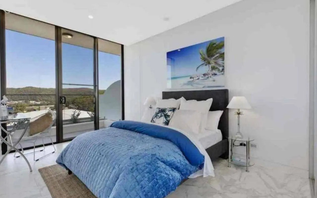 Stylish Penthouse with Views & Jacuzzi