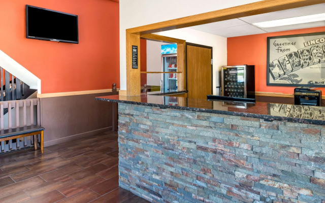 Super 8 by Wyndham Lincoln West