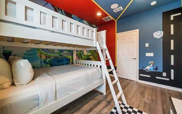 Spacious Home w/ Private Pool/spa! Sleeps 21