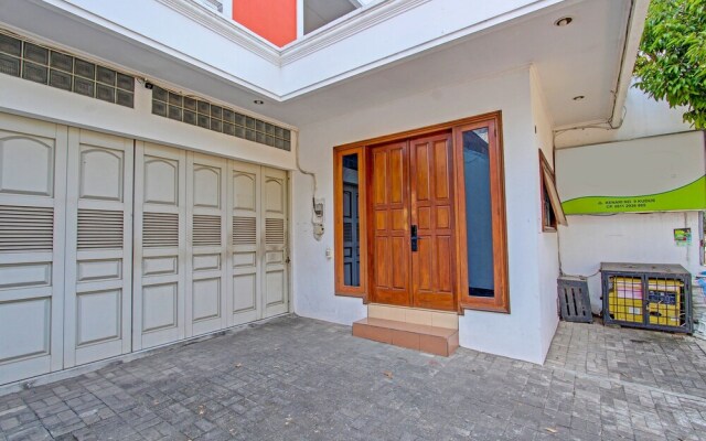 Spot On 91523 Kenari Guesthouse