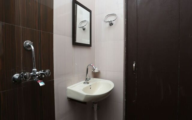 Oyo 30850 Hotel Hira