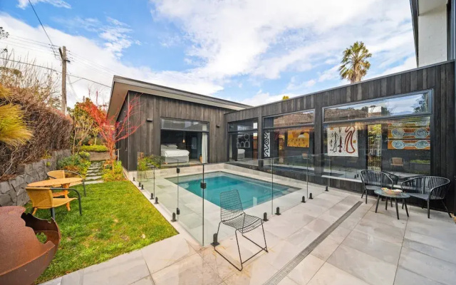Luxurious 2-bed: Pool, Lift, Dining