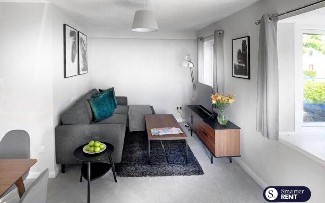 Wokingham - 2 Bed Stylish House, Central - Parking