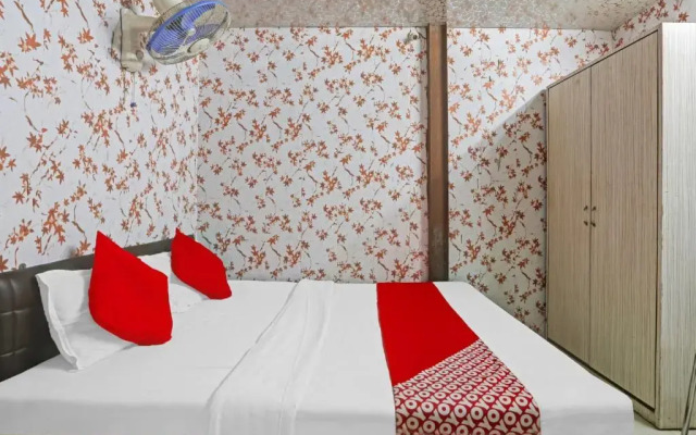 OYO Flagship 80682 Hotel Golden Residency