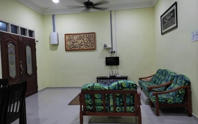 OYO Homes 90600 Ummi Chalet Dungun