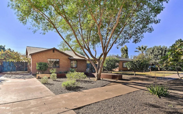 Sun-lit Phoenix Gem: Backyard Entertainment Patio!