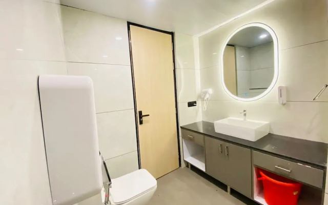 Hotel Holiday Grand Near Expo Mart