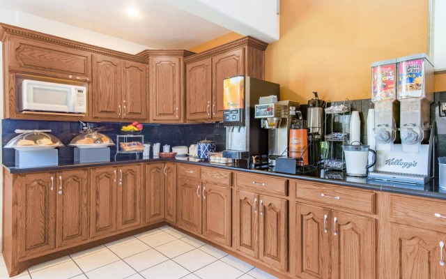 Red Carpet Inn & Suites