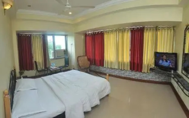 OYO Premium Lonavala Old Highway