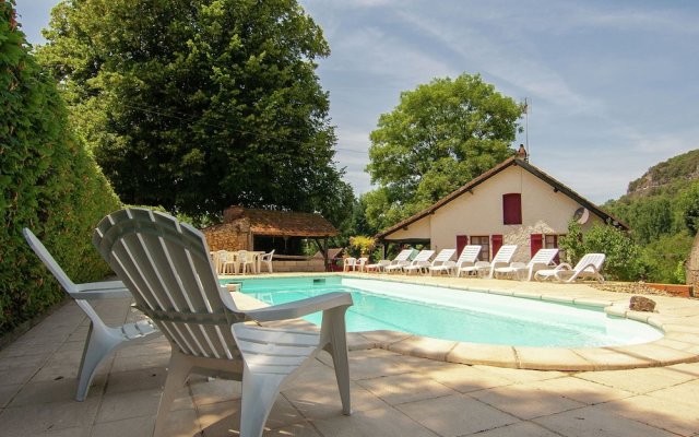 Charming Cottage with Pool in Vezac South of France