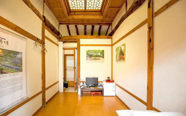 Jeonju Omokheon Hanok Stay