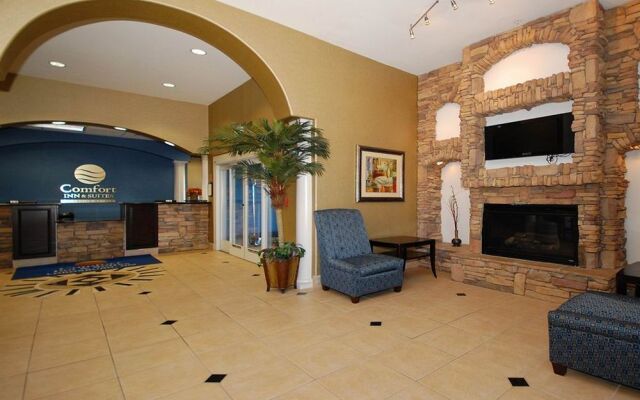 COMFORT INN &amp; SUITES