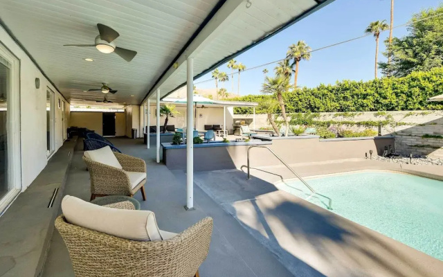 Palm Springs Home: Casita + Fire Pit!