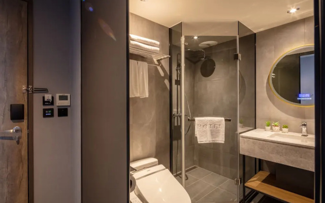 Roaders Plus Hotel Taipei Station