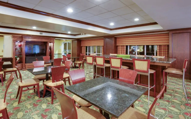 Holiday Inn Express & Suites Charleston - Northwoods by IHG