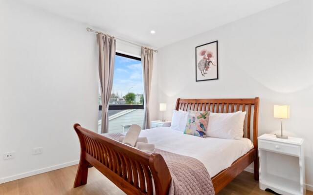 Cheerful Three Bedroom Townhouse With Parking