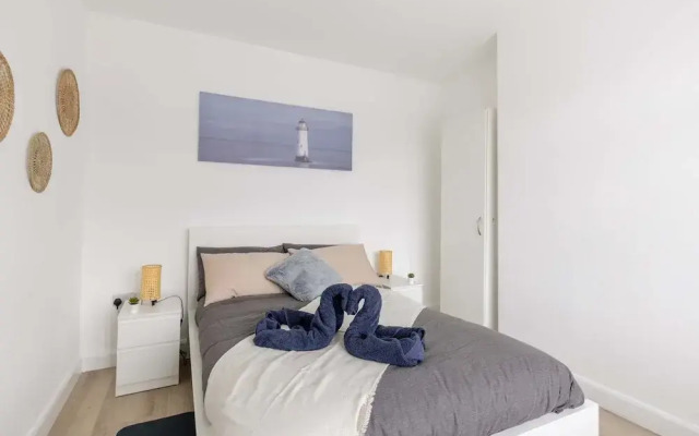 Free Parking - 4 Bedroom House