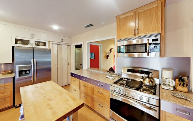 Light-Filled Charmer - 2 Br Home