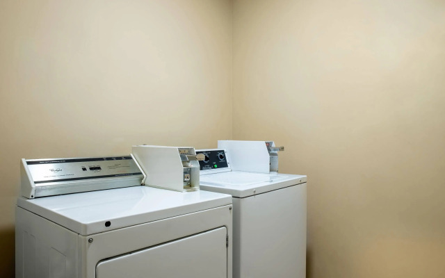 Days Inn & Suites by Wyndham West Edmonton