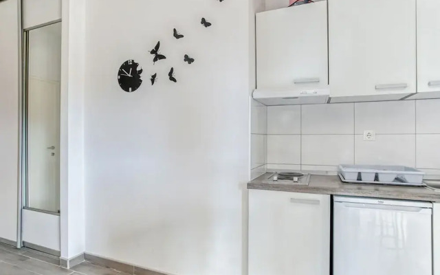 Simplistic Holiday Home in Sumartin near Sea Beach