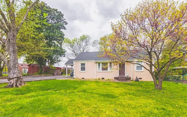 Woodbine Charmer 12 min to Downtown Nashville!