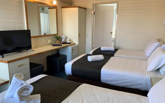 Crest Motor Inn