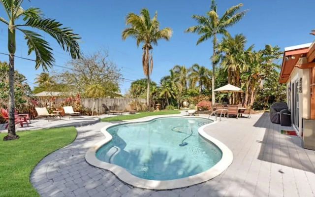 Beautiful pool property with woffice