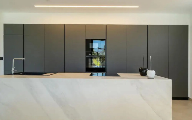 Aethra Grand- Luxury 5-bed Villa 850m From Beach