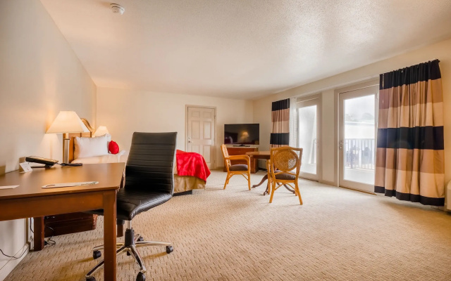 Cottonwood Suites Savannah Hotel & Conference Center