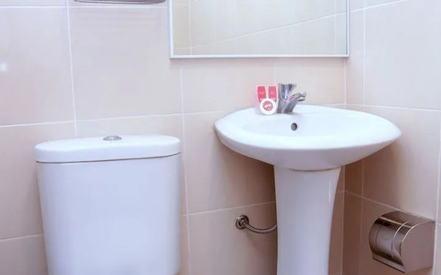 OYO 44054 Holiday Mansion Inn