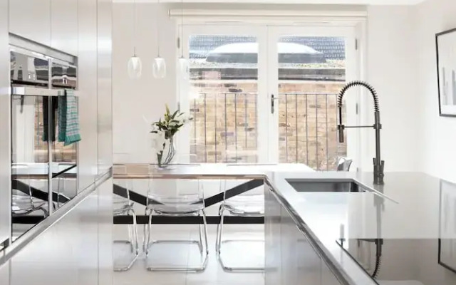 Luxurious Central Windsor Town House