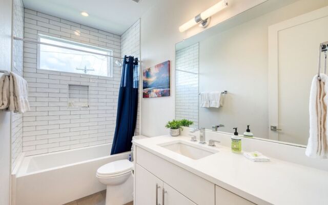 2 Homes in 1! Centrally Located Near Soco