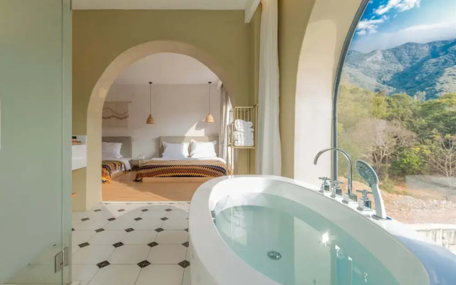 Distant Mountain Guesthouse