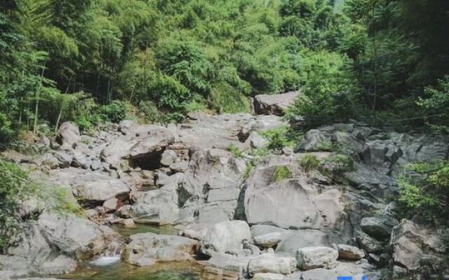 Shanfeng Zhuyun · Creekside Family Hiking Resort (Anji Longwang Mountain Rafting)