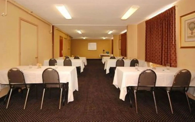 Econo Lodge Inn & Suites