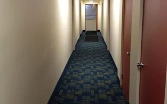 Travelodge by Wyndham Cleveland Lakewood