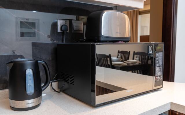 Whitesage - Elite Apartment With Balcony Near Metro Station