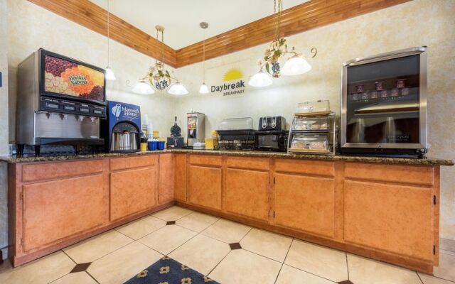 Days Inn & Suites Cleburne TX