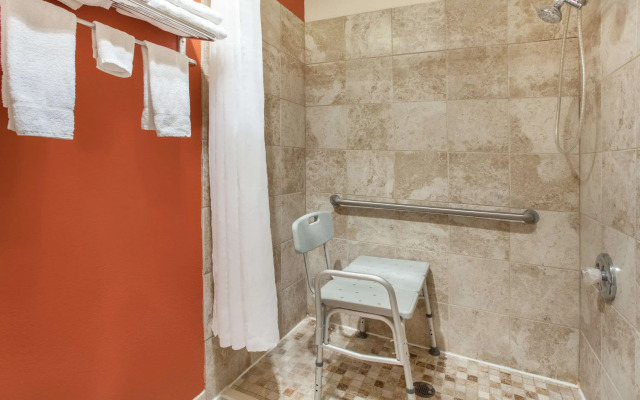 Days Inn & Suites by Wyndham Mt Pleasant